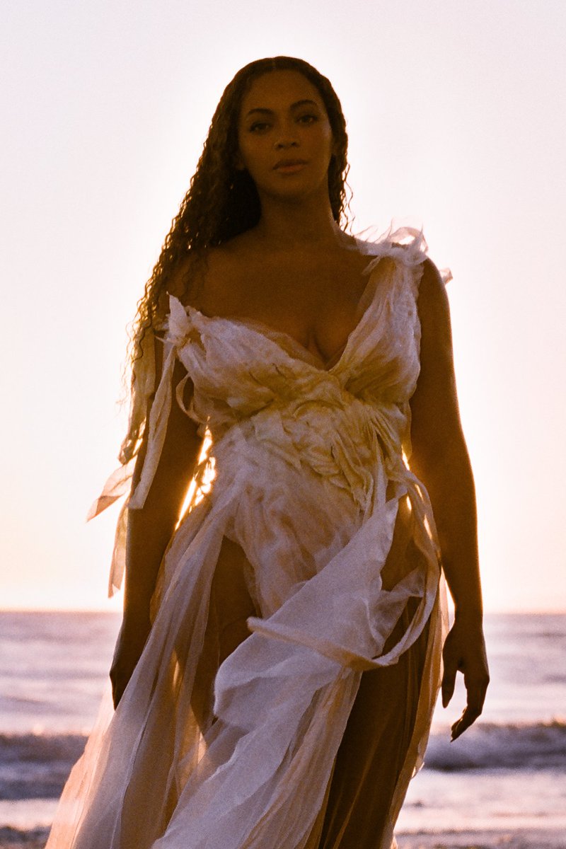 BeyLegion's tweet image. Beyoncé Is King. 👑

#HappyBirthdayBeyoncé #BeyDay