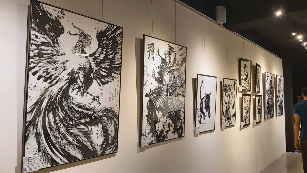 現在、台湾で開催している個展の設営中の写真をいただきました。
写真では分かりづらいですが、意外と大きめの作品たちです。
【主題:幻獸 人間】
【日期:9/1~9/29】
【時間:12:00 - 20:00(店家無公休日)】
【地點:水水生活旗艦店 - 水水藝廊 2F】
【地址:台北市中正區忠孝東路二段37號 】