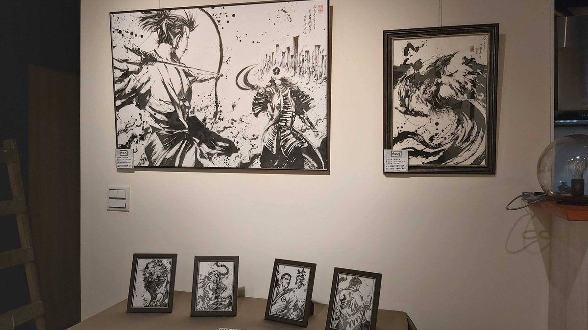 現在、台湾で開催している個展の設営中の写真をいただきました。
写真では分かりづらいですが、意外と大きめの作品たちです。
【主題:幻獸 人間】
【日期:9/1~9/29】
【時間:12:00 - 20:00(店家無公休日)】
【地點:水水生活旗艦店 - 水水藝廊 2F】
【地址:台北市中正區忠孝東路二段37號 】