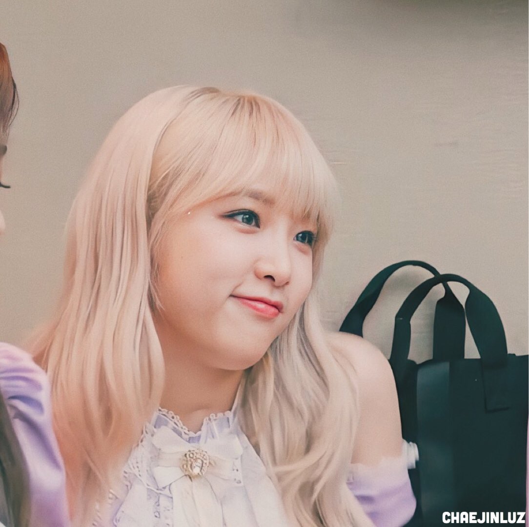 Choi Yena but in ᵗⁱⁿʸ ᶠᵒⁿᵗ