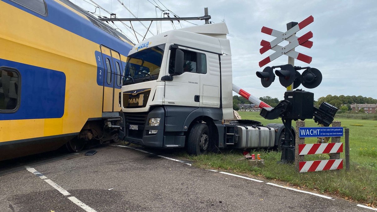 Door een aanrijding tussen een intercity en een vrachtwagen rijden er tot vrijdagmiddag  uur geen treinen tussen #Sittard en #Weert.