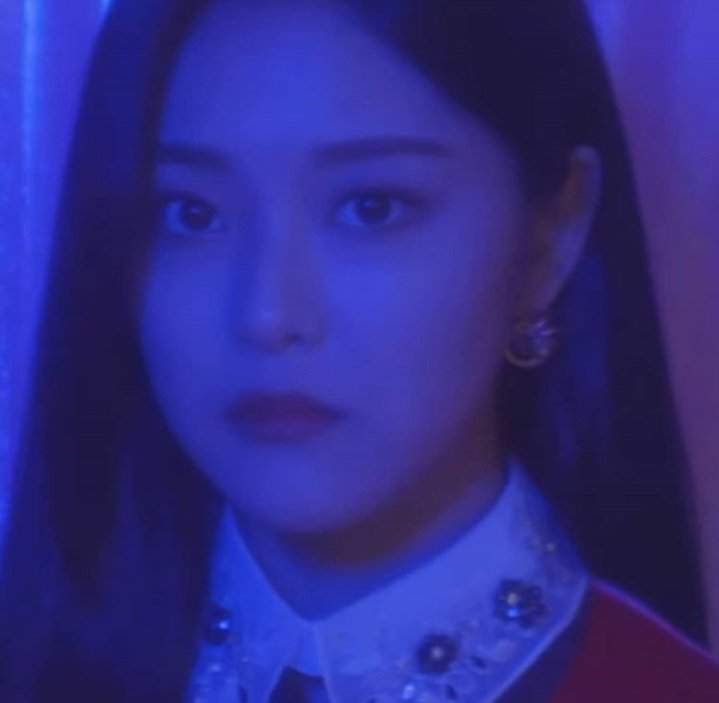 lobelygrl's tweet photo. hyunjin                                       jinsoul https://t.co/u8xhfKTXL3