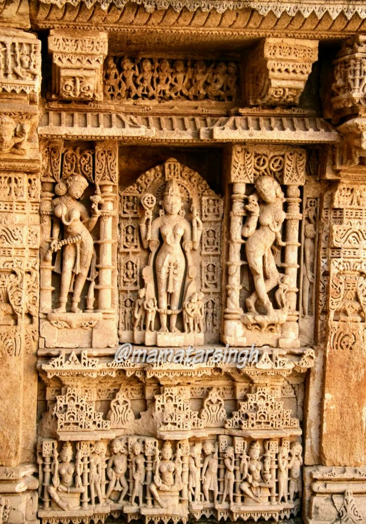  #ThreadThough most of us know about popular Rani ki Vav  #Patan,  #GujratBut the thread covers few intersting facts about this amazing Architectural marvel of 11th century1. ₹100 Note:The new ₹100 note features this structure on its rear side..(: All own pics)1/7