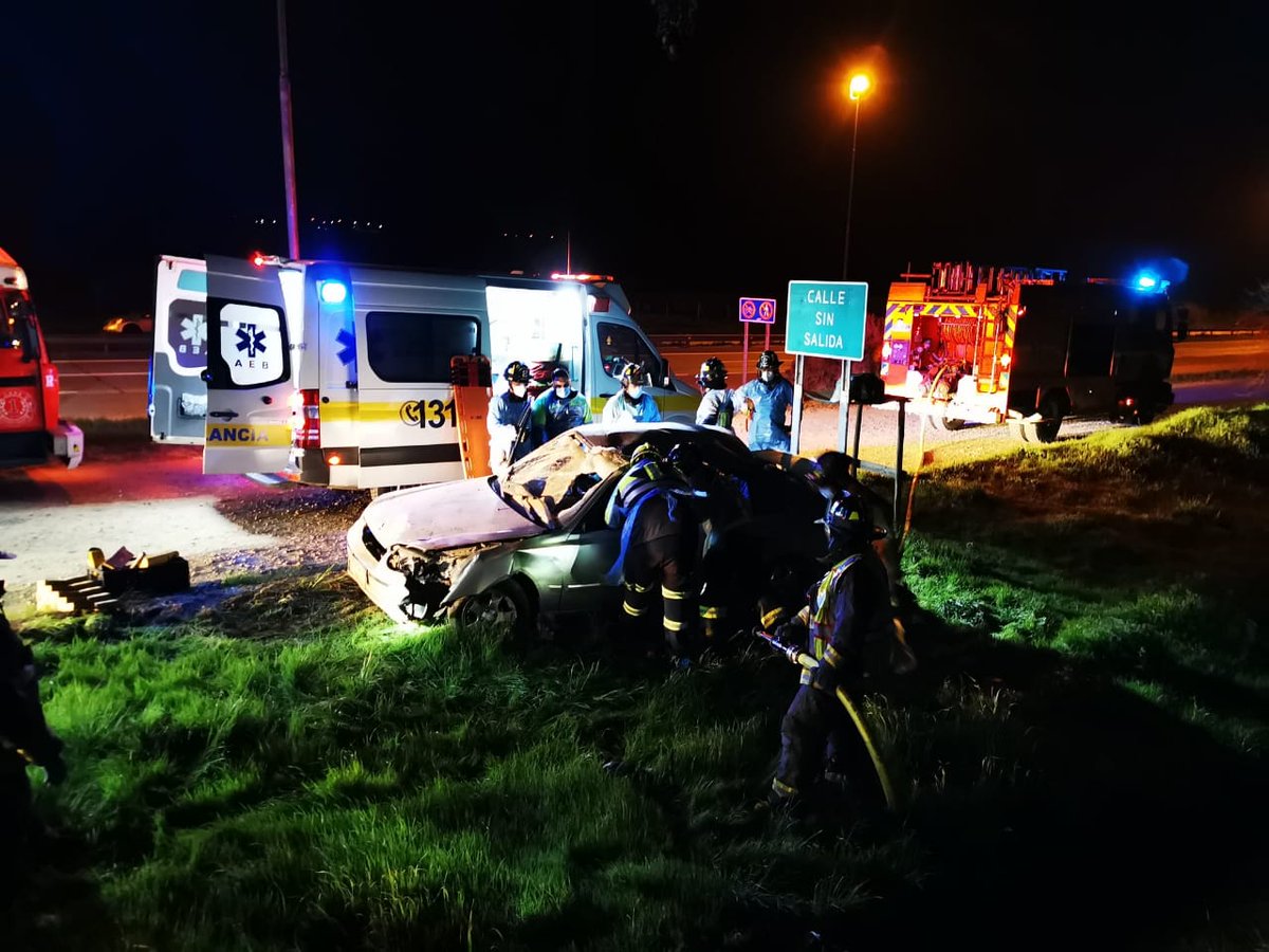 CBSA1913's tweet photo. Nuestras unidades R-1, B-2, trabajan en accidente de tránsito Autopista del Sol, sector Leyda. Se trata de volcamiento de vehículo menor, 2 personas lesionadas. https://t.co/2EeEXB5UFy