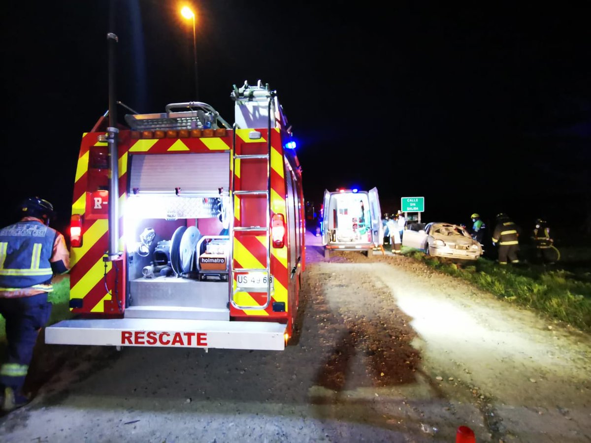 CBSA1913's tweet photo. Nuestras unidades R-1, B-2, trabajan en accidente de tránsito Autopista del Sol, sector Leyda. Se trata de volcamiento de vehículo menor, 2 personas lesionadas. https://t.co/2EeEXB5UFy