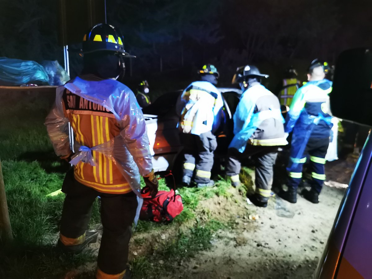 CBSA1913's tweet photo. Nuestras unidades R-1, B-2, trabajan en accidente de tránsito Autopista del Sol, sector Leyda. Se trata de volcamiento de vehículo menor, 2 personas lesionadas. https://t.co/2EeEXB5UFy