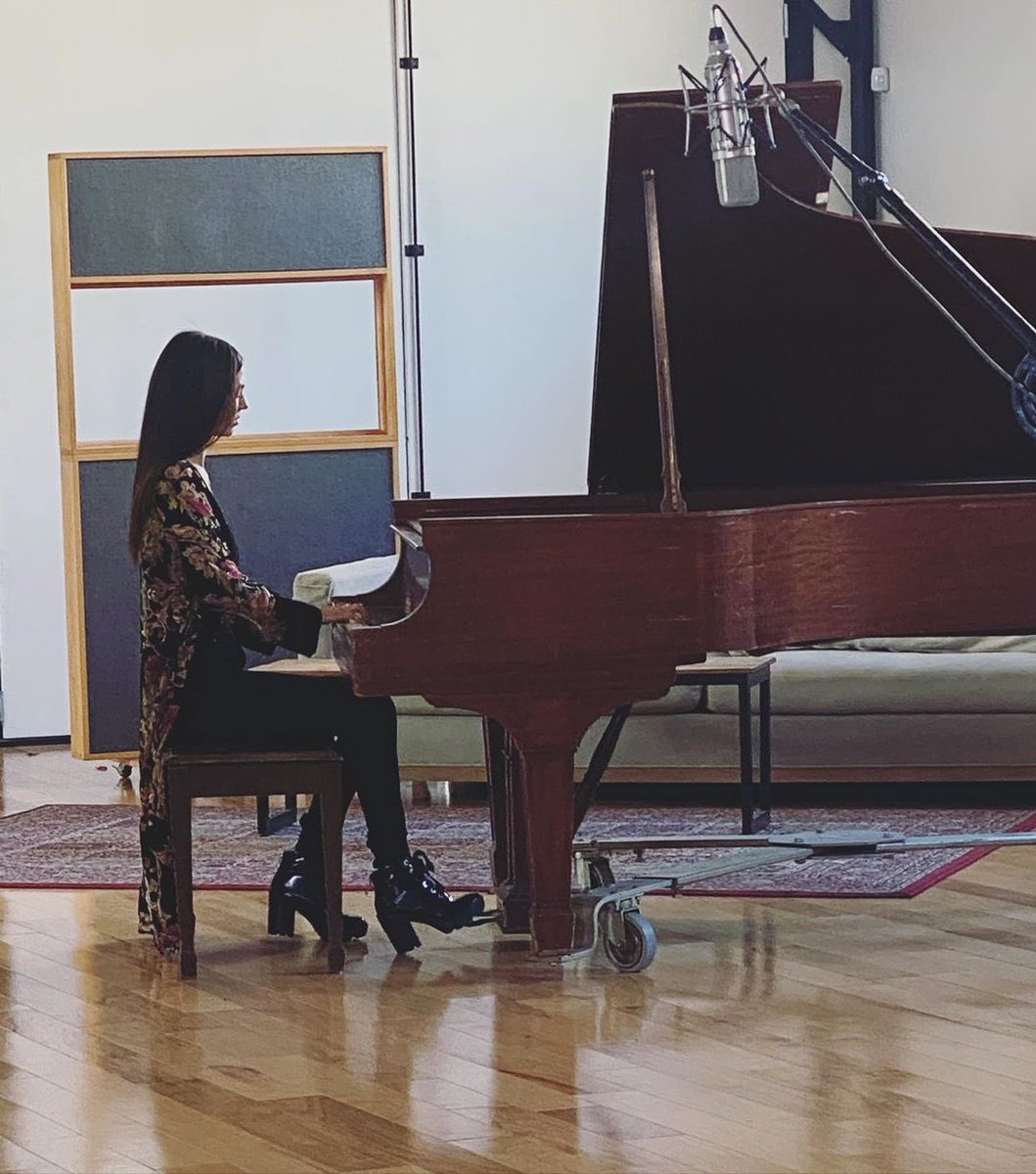 VictoriaJustice's tweet photo. Today was awesome. Been working on something fun. Can’t wait for you guys to see/hear this ♥️ 🎶 https://t.co/NCHwBUDY5q