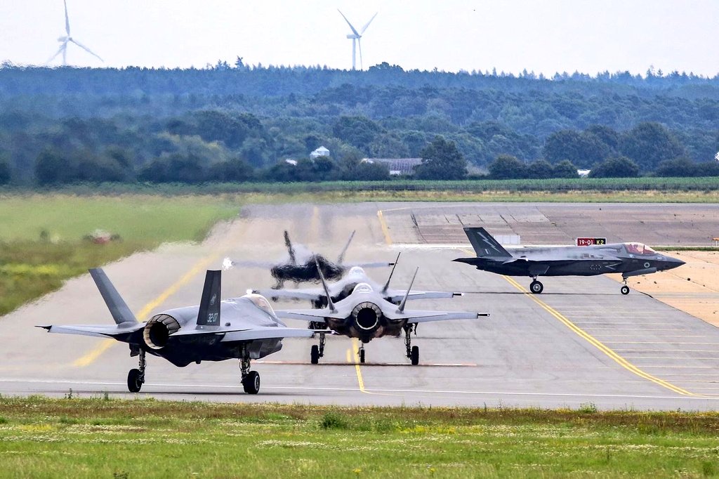 FlMichele69's tweet photo. Chapter #F35 Italy🇮🇹
#ItalianAirForce
#F35A 12+48
#F35B 1+14
Wing
#32Wing AB Amendola
#ItalianNavy
#F35B 2+13
NAS Grottaglie
CVL Cavour & Garibaldi
LHD Trieste>2022
#CentralMediterranean advanced AB for #F35B IAF&⚓
AB Pantelleria
Lampedusa
@ItalianAirForce @ItalianNavy @thef35 https://t.co/5Cq6cvgEeQ
