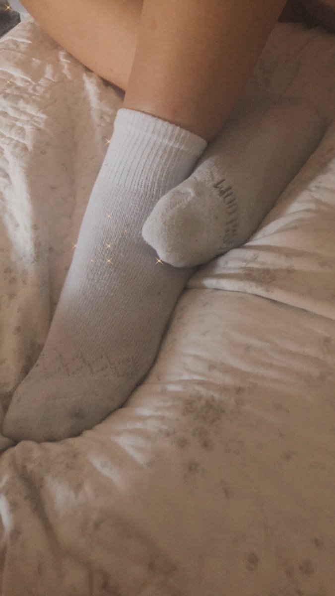 feettingz3's tweet photo. Pictures for my white socks lovers out there🤍 🧦Taking requests to buy used &amp; worn socks! Slide into the DM for a deal✔️
#feet #feetpictures #feetpicforsale #feetnation #Feetfettish #feetlovers #feetheaven #feetgoddess @GoddessFeetRt @totalfeetfetish @RT4feet #whitesocks #sock https://t.co/jw3FxYi2Ri