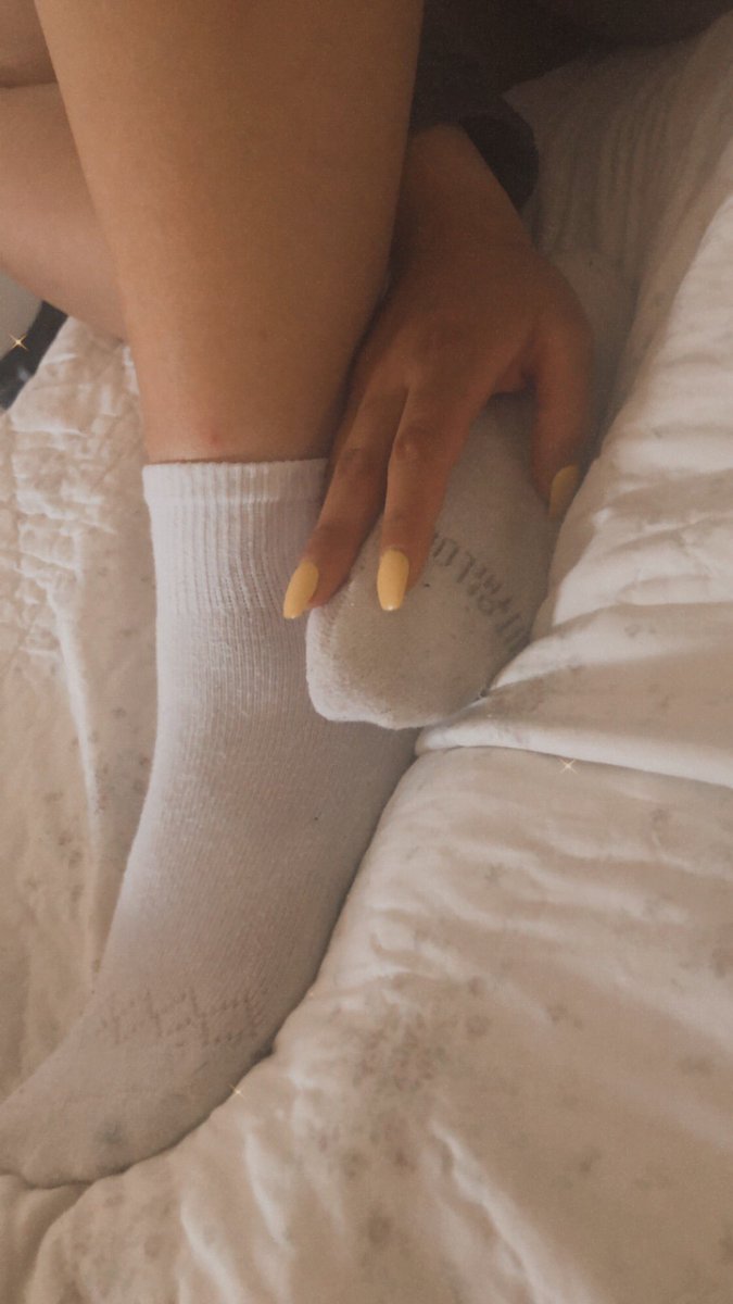 feettingz3's tweet photo. Pictures for my white socks lovers out there🤍 🧦Taking requests to buy used &amp; worn socks! Slide into the DM for a deal✔️
#feet #feetpictures #feetpicforsale #feetnation #Feetfettish #feetlovers #feetheaven #feetgoddess @GoddessFeetRt @totalfeetfetish @RT4feet #whitesocks #sock https://t.co/jw3FxYi2Ri
