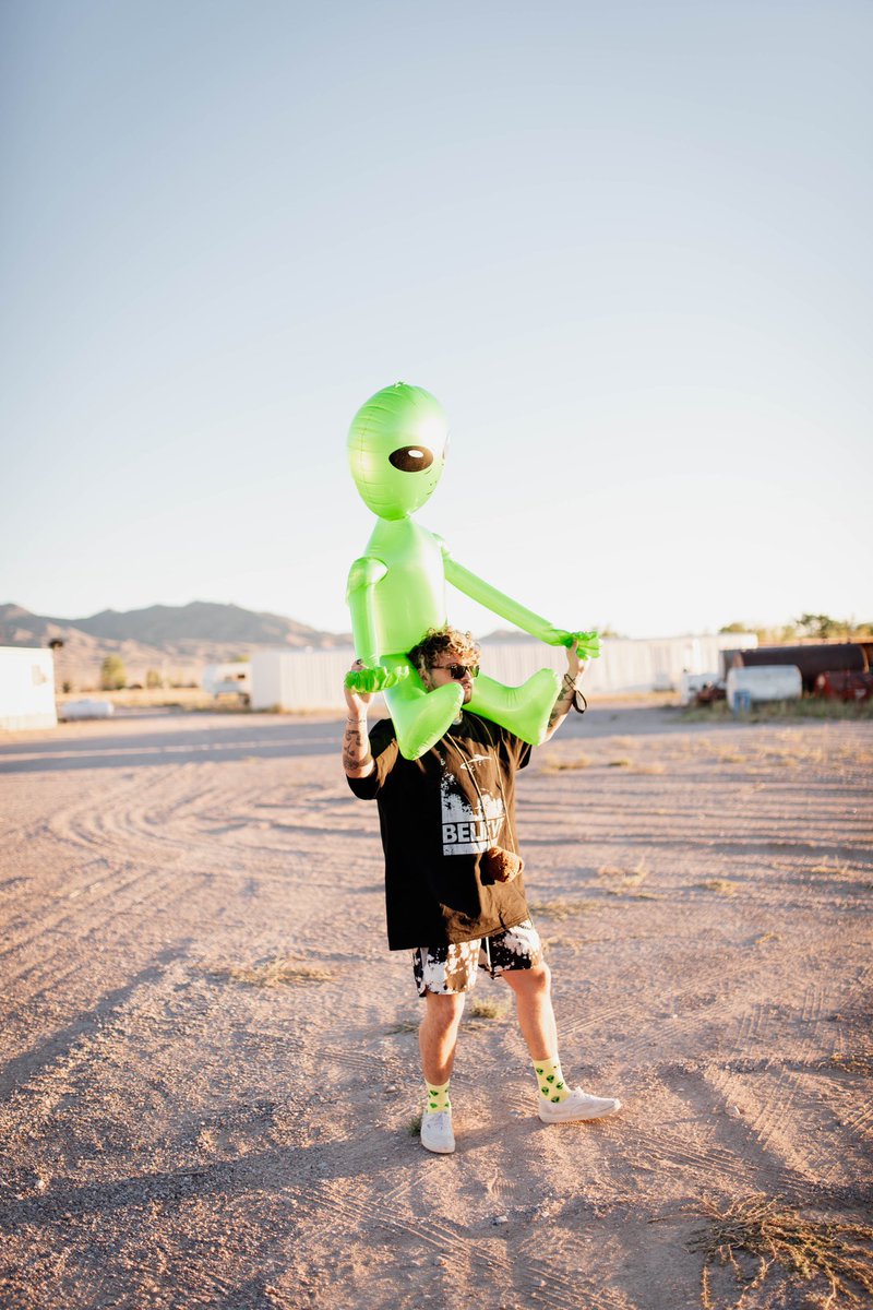 capturesca's tweet photo. internet, meet diego. 👽 https://t.co/SB6w7jnBWt