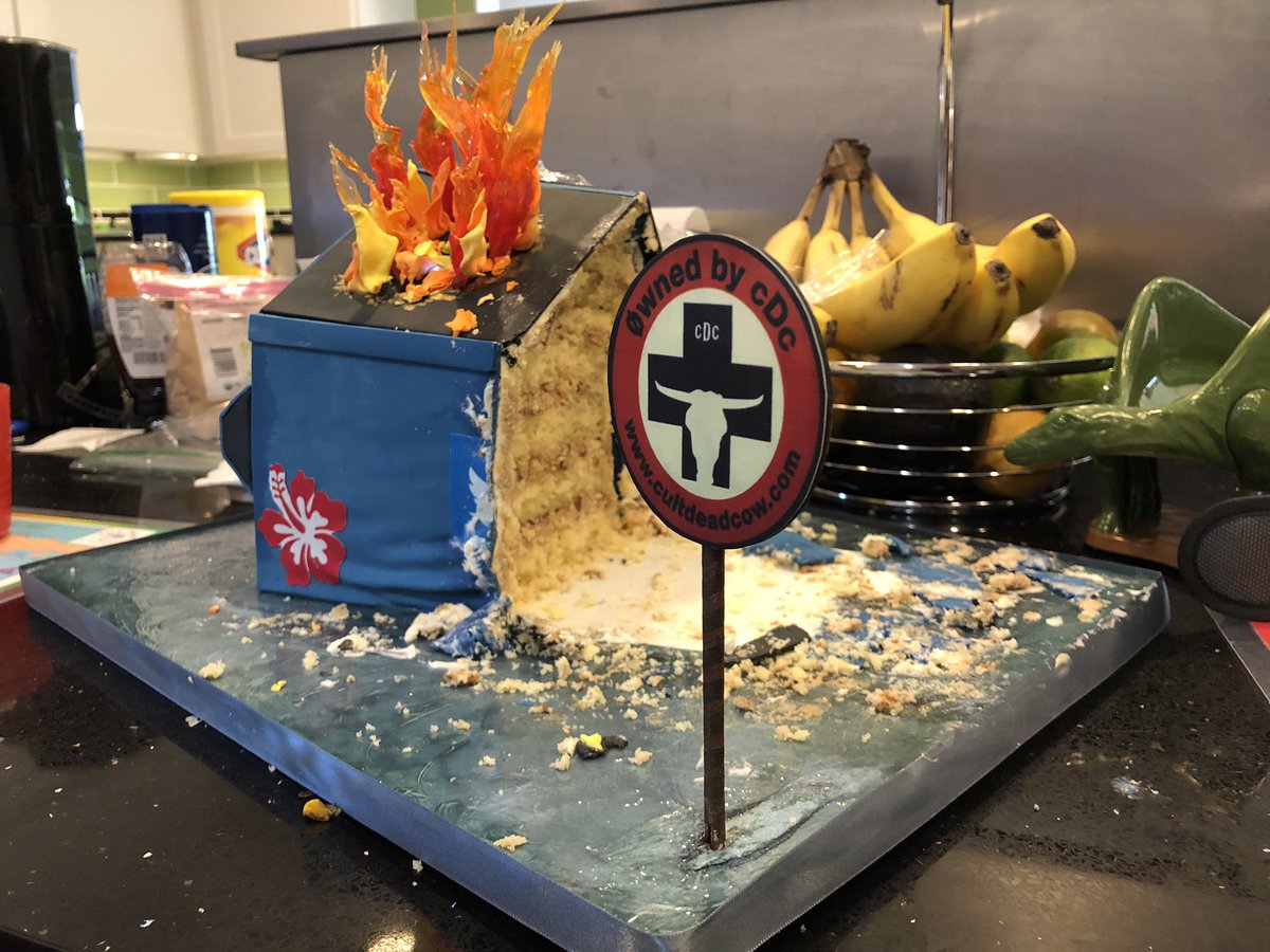 k8em0's tweet photo. O #DumpsterFireCake
O #DumpsterFireCake
We loved you well, but now it’s time to send you floating along.
Thanks again @GuardianCosmos for giving me an excellent gift, and thank you Carla @honeycrumbcakes for engineering this decadent edible tribute to #2020DumpsterFire
🗑 🔥 🍰 https://t.co/wQDIqy5upo