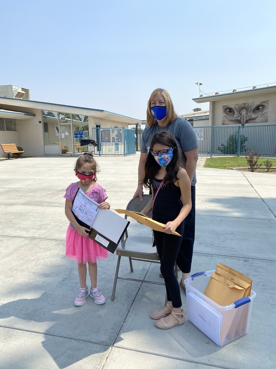 LauraPradoDuran's tweet photo. Today our beautiful and Amazing TK teacher Mrs. Howard was So excited to see her students during lunch time and give them the next two weeks of TK materials to help her little ones 💜 #HarrisLove 💜#HarrisHawks #teamHARRIS #TeamBCSD #Area1 @HarrisElementa1 @karentkteach https://t.co/m7oxK58bFU