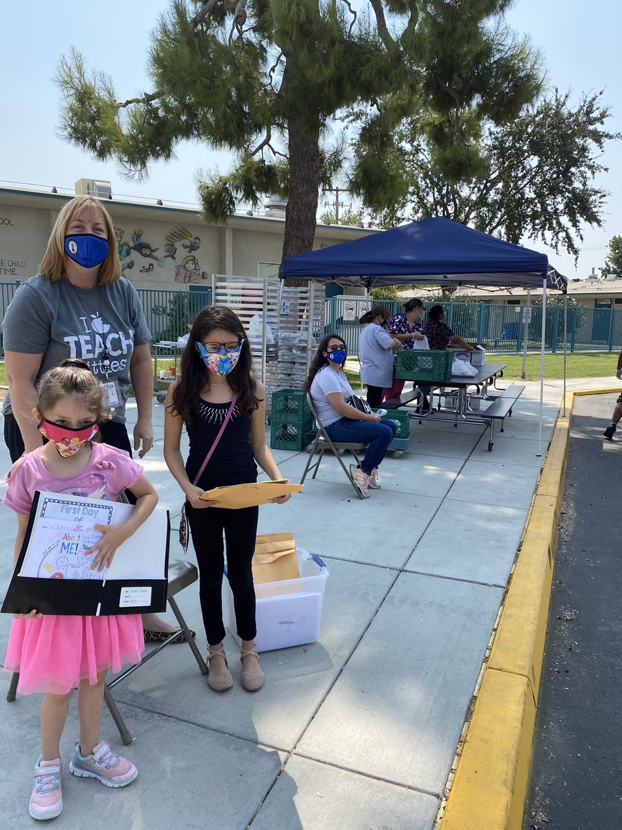 LauraPradoDuran's tweet photo. Today our beautiful and Amazing TK teacher Mrs. Howard was So excited to see her students during lunch time and give them the next two weeks of TK materials to help her little ones 💜 #HarrisLove 💜#HarrisHawks #teamHARRIS #TeamBCSD #Area1 @HarrisElementa1 @karentkteach https://t.co/m7oxK58bFU