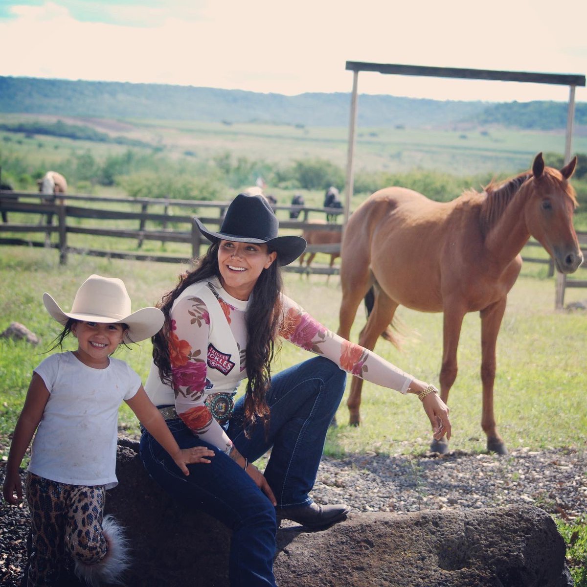 WestPointHats1's tweet photo. #felizjueves
#texanas y #sombreros #westpointhats🤠
#longlivecowboys
#longlivecowgirls
#cowboy #cowgirl
#vaquera #vaqueros #vaqueras
#vaquerastyle
#cowgirlstyle
#westpointhatsgirl https://t.co/I14KyKZq8t