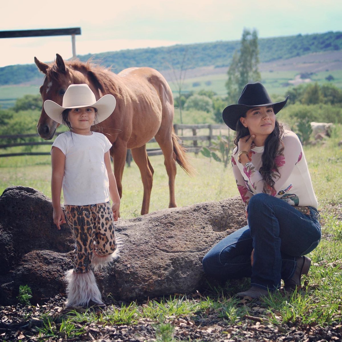WestPointHats1's tweet photo. #felizjueves
#texanas y #sombreros #westpointhats🤠
#longlivecowboys
#longlivecowgirls
#cowboy #cowgirl
#vaquera #vaqueros #vaqueras
#vaquerastyle
#cowgirlstyle
#westpointhatsgirl https://t.co/I14KyKZq8t