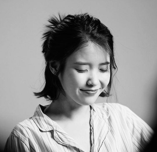 IU in half bun. guess we will never end with her in a bun hskshskshskh cHour