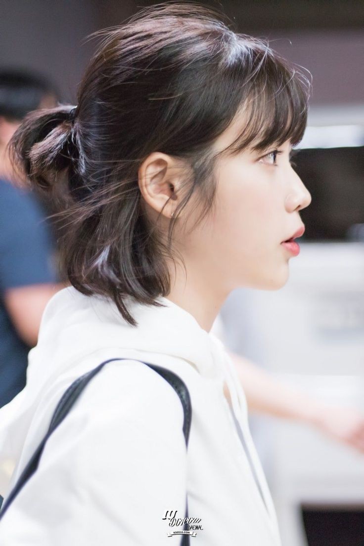 IU in half bun. guess we will never end with her in a bun hskshskshskh cHour