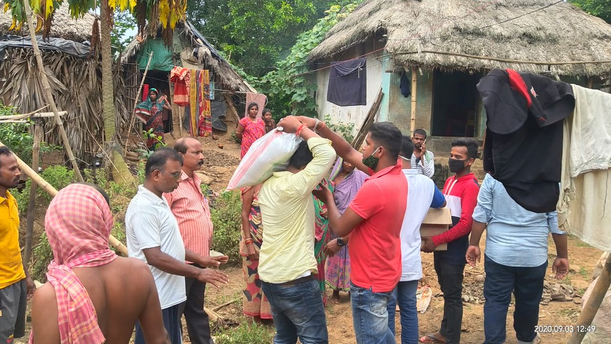 BhadrakService's tweet photo. ବନ୍ୟା ବିପନ୍ନ ଙ୍କୁ ଶୁଖିଲା ଖାଦ୍ୟ ବଣ୍ଟନ #BSS ଭଦ୍ରକ ସୋସିଆଲ ସର୍ଭିସ ପରିବାର ଆଜି ଭଦ୍ରକ ଧୂଷୁରୀ ଗ୍ରାମ ପଞ୍ଚାୟତର ୩ଟି ଗାଁ ମାହାରା କୁଳ,ସୂର୍ଯ୍ୟପୁର,ତରାପୁର, ବନ୍ୟା ବିପନ୍ନଙ୍କୁ ଚୁଡା ଚିନି ବିସ୍କୁଟ ବଣ୍ଟନ କରି ସ୍ଥାନୀୟ ସରପଞ୍ଚଙ୍କୁ ଯୋଗାଯୋଗ କରିଥିଲୁ ବନ୍ୟା ବିପନ୍ନ ପରିବାରଙ୍କୁ ସରକାରୀ ସାହାଯ୍ୟ ଦେବା ପାଇଁ | https://t.co/qp7TpMkXoC