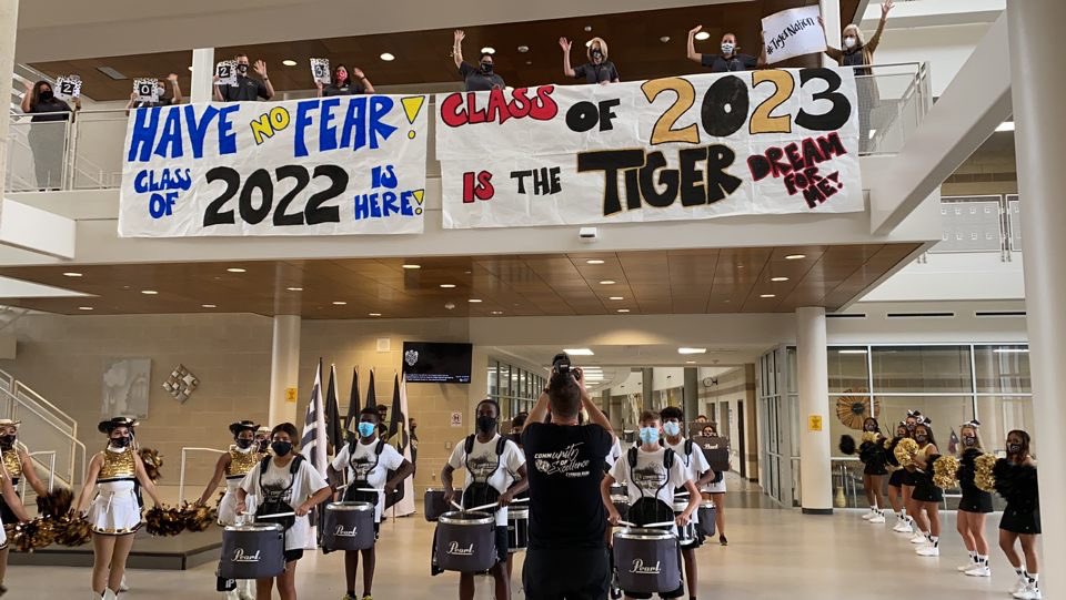 mrs_romanelli's tweet photo. Sneak peak of something really cool.... 🐯❤️ #RiseUp #CommUNITY @CypressParkHS https://t.co/OOxUEl7icN