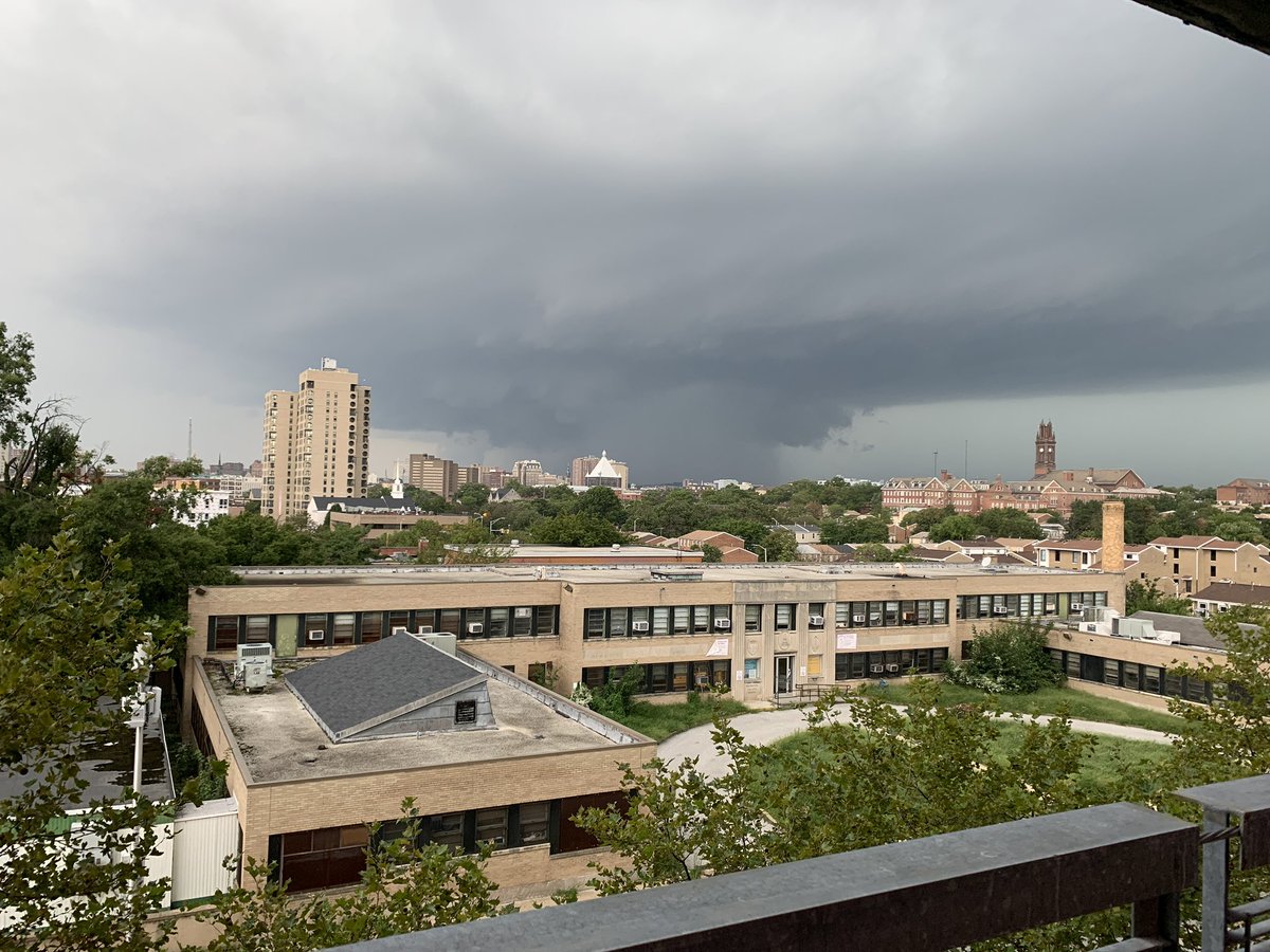 whysoHAAStile's tweet photo. @wbaltv11 @wjz pic from Baltimore this evening.... strong winds I’d say https://t.co/VS2qwxrVSR