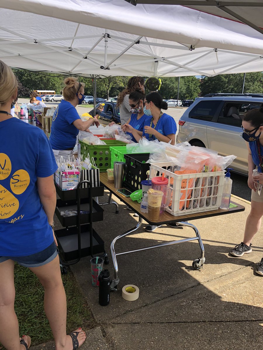 JillGillikinAP's tweet photo. So proud of our Coventry Cougar Teachers for being in this 95 degree heat today! I’m glad I was able to see our kiddos drive by with big smiles all day long 💙💛🐾#coventrystrong https://t.co/ViLv5LVsPf