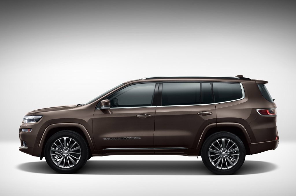 UltimativCars's tweet photo. @DarraghMcKenna So, I guess, you haven't heard of the @Jeep #Yuntu, before?
It's been displayed as concept at the #AutoShanghai in 2017, before getting into production as China ONLY #GrandCommander as of 2018.
The rear-light design also changed from the concept car to the serial version. https://t.co/nHAwFkSE67