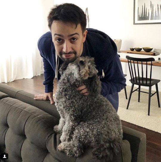 LMMthings_'s tweet image. Lin forcing a dog to take a picture with him