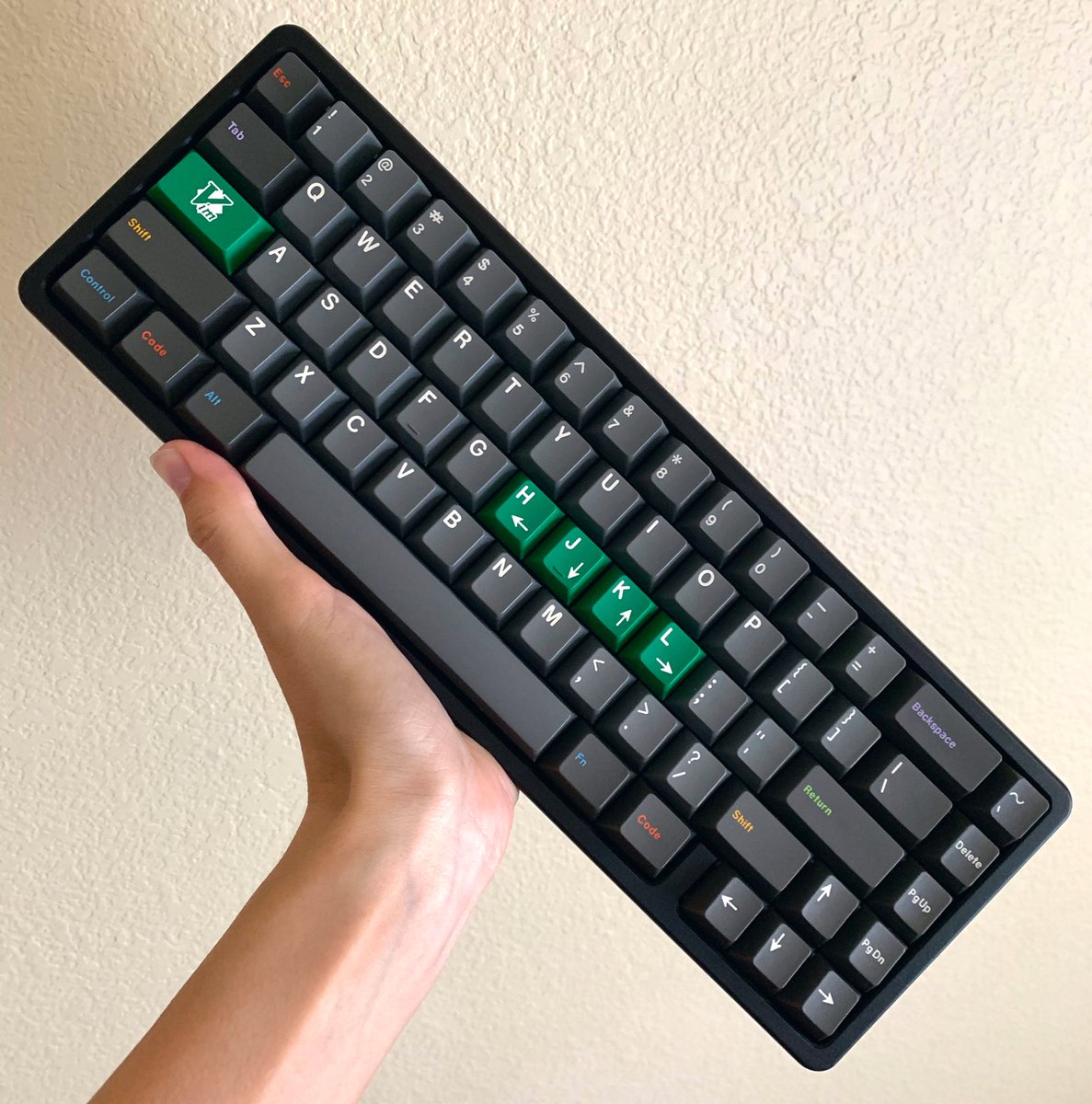 cassidoo's tweet photo. Here's the keyboard I built today on the stream! Drop ALT high profile with GMK Oblivion, GMK Vim, and Holy Pandas ๐ https://t.co/lcj6SIOtcp