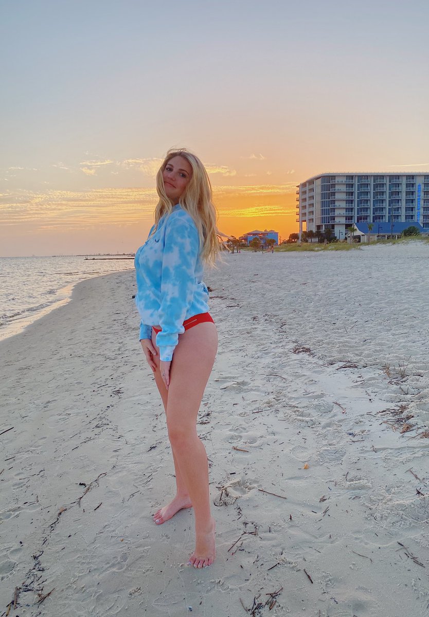 PmrSilvia's tweet photo. All you need is sunsets and sisters apparel 🥵 @jamescharles https://t.co/4ecm5kvb59