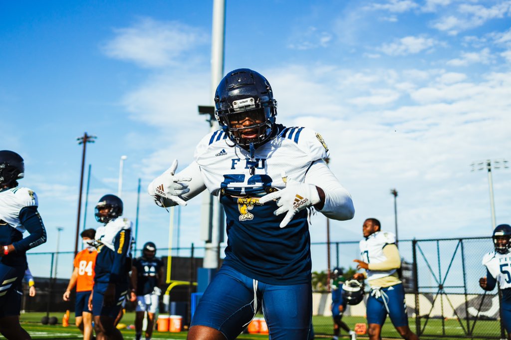DonovanG2_'s tweet photo. We Bout What Eva Buddy What You Wanna Do, Lotta Bulls And Gorillas Wit Me Cant Fit In The Zoo💯🦍 #LLCAM🕊🖤 @FIUFootball https://t.co/FdNZXVv1uS
