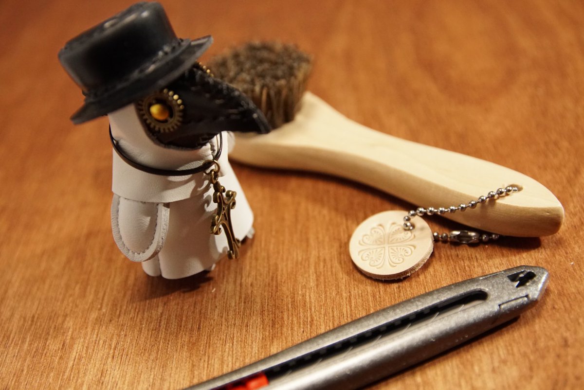LeatherPeace's tweet photo. @Akashi4649 さんのペスドクさんが超可愛いので僕の作業場にも来てもらいました❤️
@TherapyDrop さんのノベルティーレザーケアブラシも皆さま終わる前に是非に✨
@SendoTakuya さんカッターとキャラのブレなさ加減、大好きです❤️ https://t.co/dSEn8hmkZz
