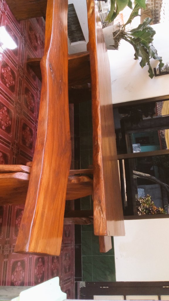KayuQu's tweet image. Meja makannya om lebar 110cm, panjang 220, tebal 9cm, 1 set 4jya saja. (1 meja, 2kursi).
