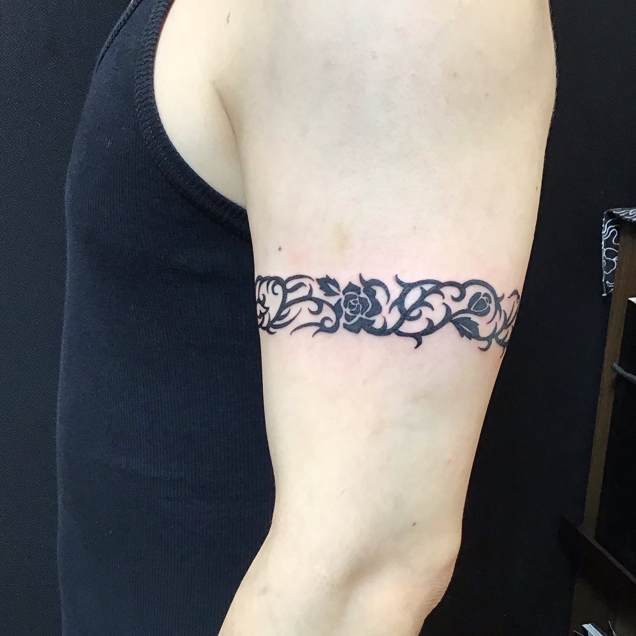 新宿タトゥー Fox Gate Tattoo 在 Twitter 上 腕一周 薔薇トライバル By 正彩 9月4日本日も営業中 和彫りからワンポイント B Gまで幅広く対応のタトゥースタジオ 東京新宿fox Gate Tattoo 新宿駅徒歩7分 個室ブース完備 その他 作品はコチラ