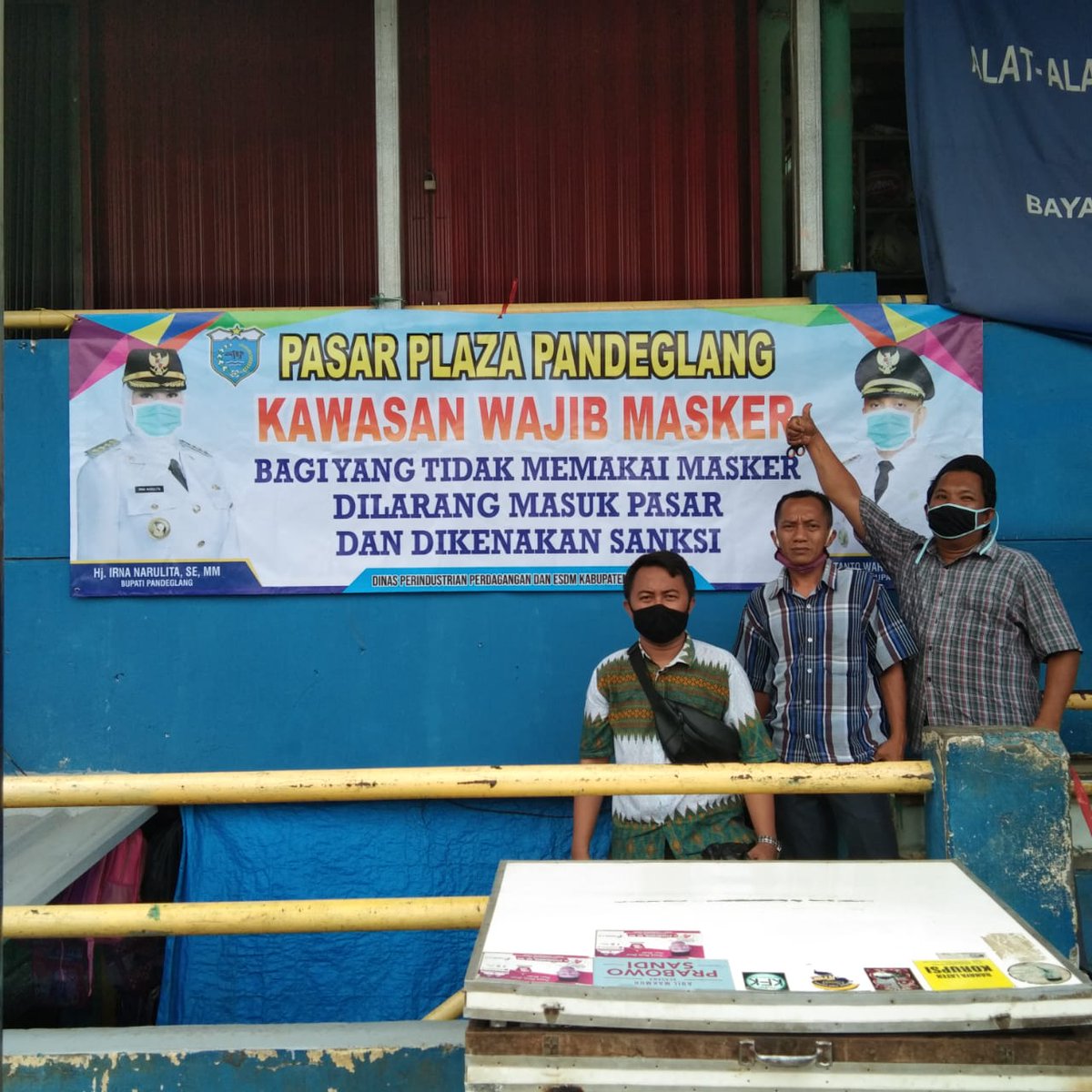 IndagPandeglang's tweet photo. Pemasangan Spanduk Wajib Masker di Pasar Plaza dan Pasar Badak Pandeglang https://t.co/oNdUALO2Ab