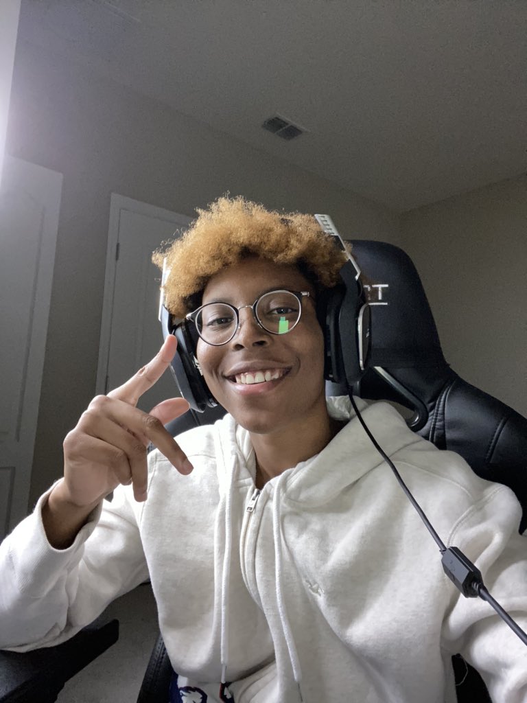 wanderors's tweet photo. Annnnnd we’re live. 🤓 #FAZE5 #FaZeChey https://t.co/6FQDMuz9tK https://t.co/uNEZEHY30Z