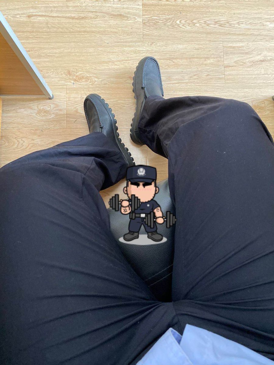 PoliceBear3's tweet photo. 难得穿一下皮鞋，太沉了！ https://t.co/F7iDRc81vg