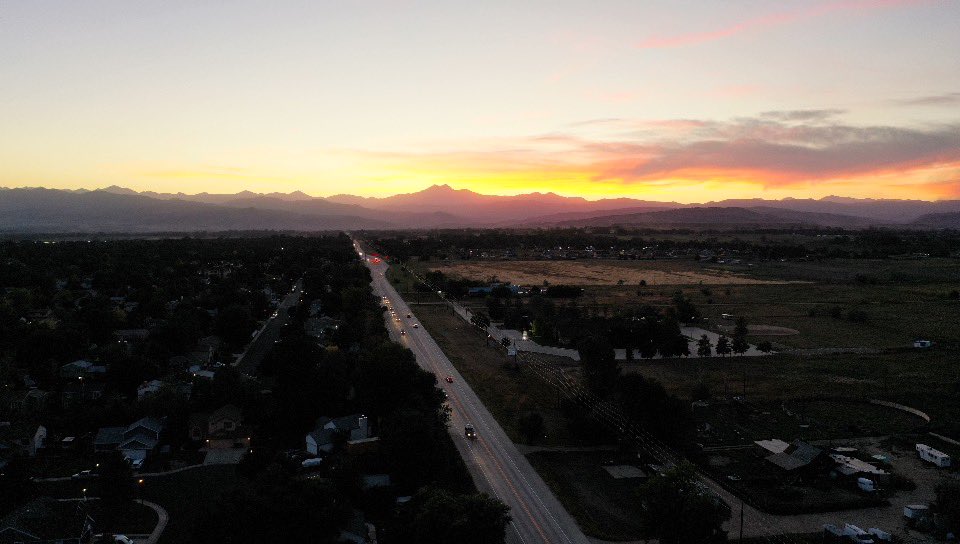 FlyingHighPhoto's tweet photo. Sunset over Ute Highway in Longmont, CO. #dronephotography #drone #dji #flyinghigh #sunset https://t.co/lAZndzBADW