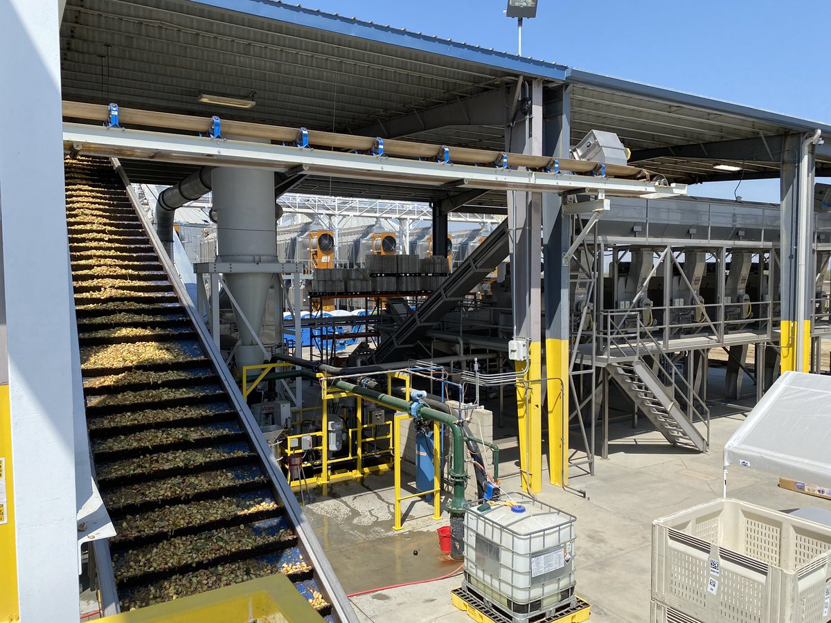 primexfarms's tweet photo. @primexfarms we are fully automated #harvest2020 #pistachios https://t.co/CKZrcjWaXk