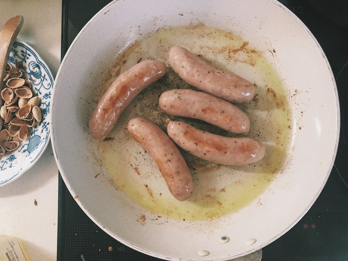 tic0321's tweet photo. さて、今日のイギリス料理は「穴の中のヒキガエル」でございます。#おうちごはん　#お腹ペコリン部　#PrideAndPudding #Twitter家庭料理　#昼ごはん https://t.co/nQJOuTzFVD