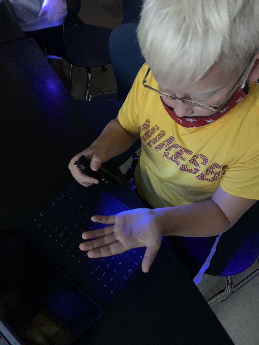 inskeep_jamie's tweet photo. 5th graders are investigating how germs spread #glowgerms #pltw #innovation #newpalproud @NPIntermediate @SouthernHancock https://t.co/wp5HQEKBb3