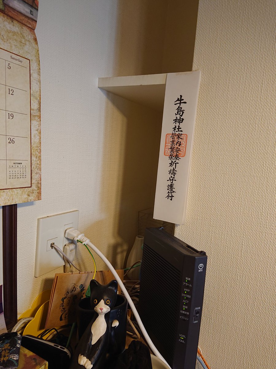 maple_s14's tweet photo. 【悲報】ねこさん受難

朝起きたら、ねこさん落下して負傷してた🙀
犯人は知らん顔を決め込んでおる💤

#エイズキャリアは普通の猫 
#cats #rescuedcats #adoptedcats #mycats #lovecats #catstagram #instacats #petstagram #blackandwhite #scarf #黒白 #襟巻き #保護猫 #ねこ #猫  #里親 https://t.co/ruY3sqBaQ4