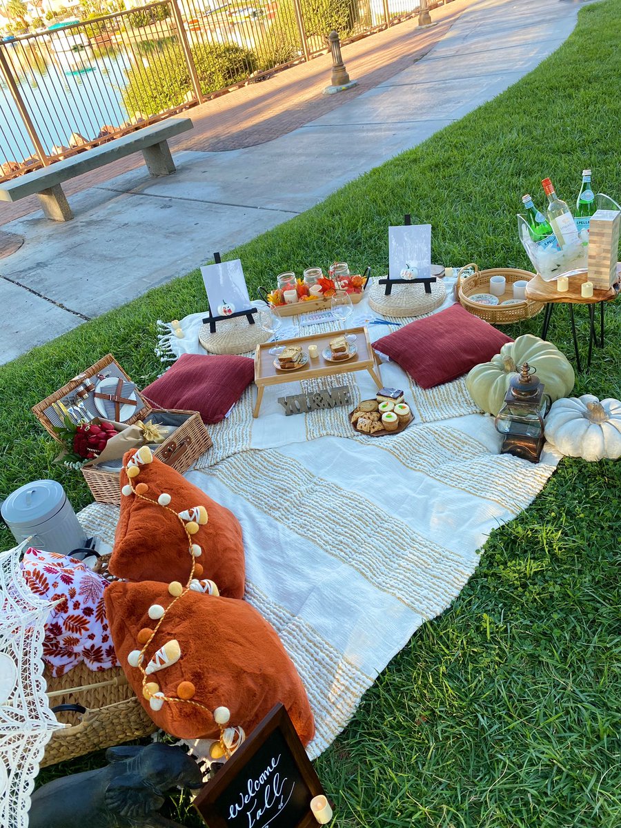 saveileen's tweet photo. a little fall picnic anyone? 🍁☺️ https://t.co/40OANvaWuK