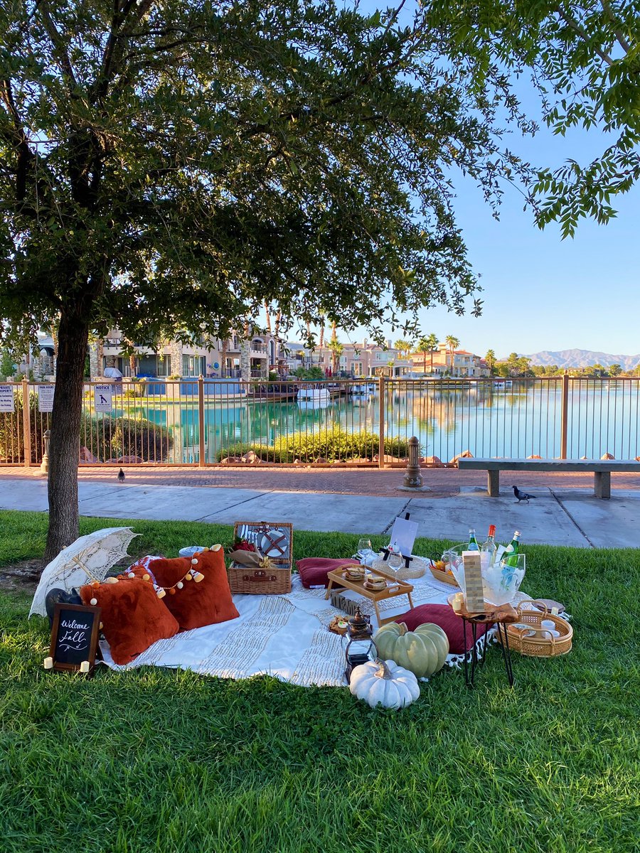 saveileen's tweet photo. a little fall picnic anyone? 🍁☺️ https://t.co/40OANvaWuK
