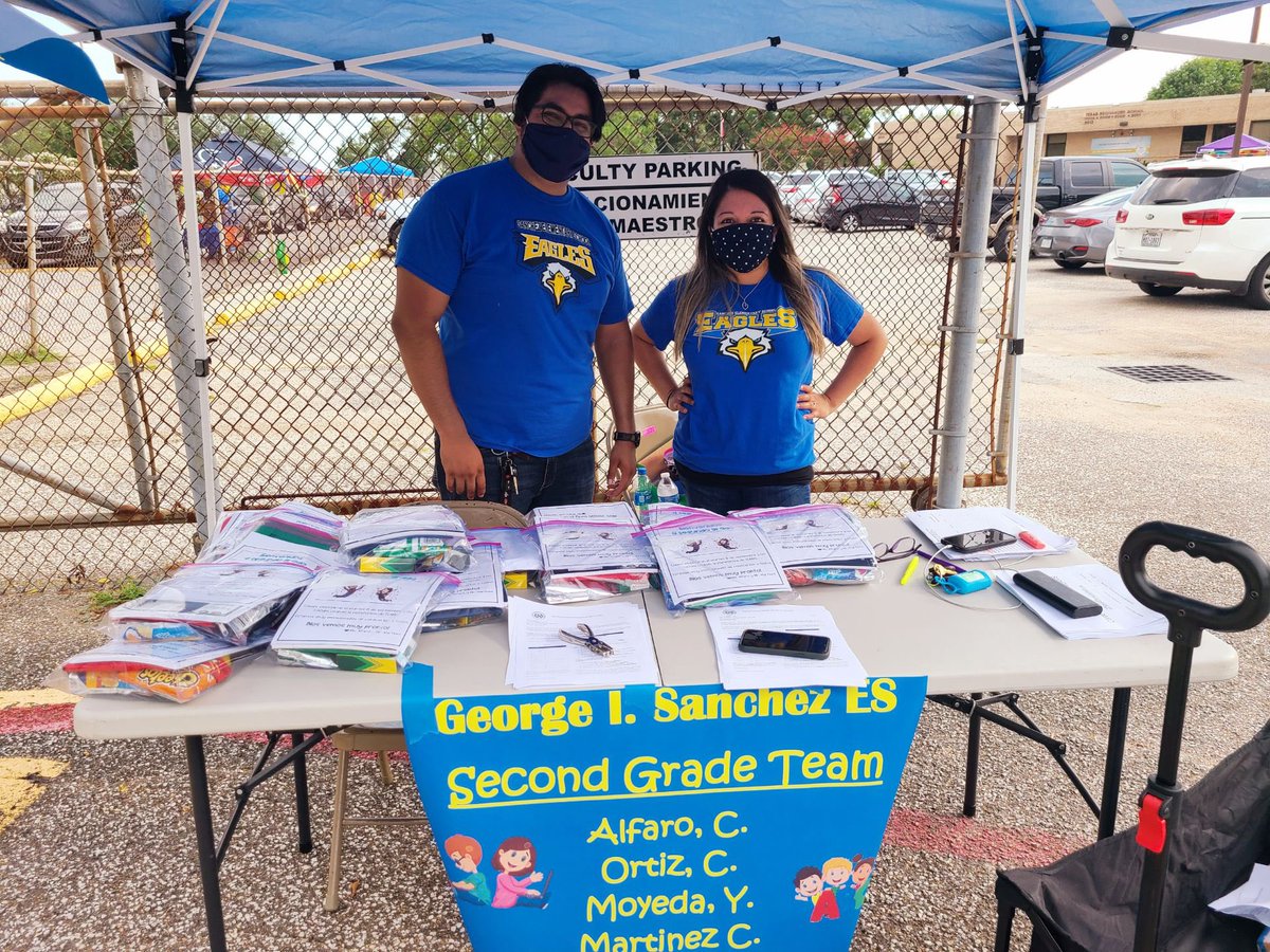 cealfaro03's tweet photo. Meet and greet today was a success!!! 👋🏼 🚗 🤗 So happy to meet our new students this year even if it was at a distance. Not sure what the year holds ahead but glad I’ll have this guy as a partner.😄@mr_cmartinez @SanchezES_HISD  @SNGonzalez7 @rmena_97 https://t.co/EKoC9CQHNX
