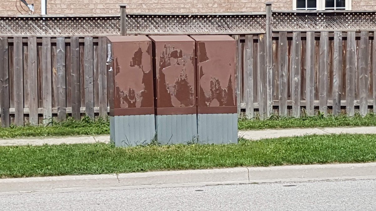 RabidRich's tweet photo. @canadapostcorp @canadaposthelps #eyesores  I've tried emails and messages for over two years now.  Maintain your neighbourhood boxes! https://t.co/NmIAkXb5HA