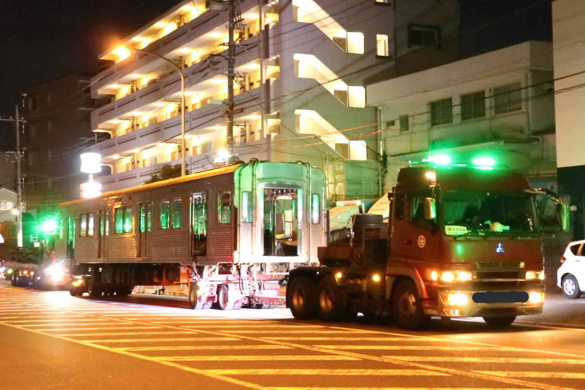 Tokuchan4698606's tweet photo. 【2020.9.3 東急8500系8615F 廃車陸送へ】
8615Fにおいて、2回目の廃車陸送です。
デハ8795(7号車)・サハ8932(8号車)が搬出されました。
#東急8500系
#8615F https://t.co/DDmtISE4Vc
