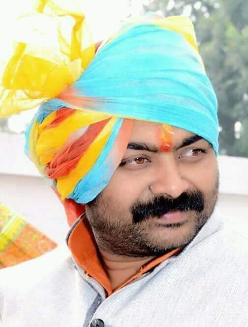 obcstudnt's tweet photo. ये है हमारे क्षेत्र के विधायक आशीष शर्मा @MlaAshishOffic @mla_ashish 
दूसरे है मामा।
मामा तो वुधनी विधानसभा क्षेत्र पर ही मध्यप्रदेश का धन ख़र्चते हैं, वही आशीष दादा केवल कन्नौद पर।
खातेगांव की जनता की बद्दुआ इन्हें जम कर लगेगी भगवान करे इन्हें सद्बुद्धि दे।
#khategaon https://t.co/PshBxFr7pn