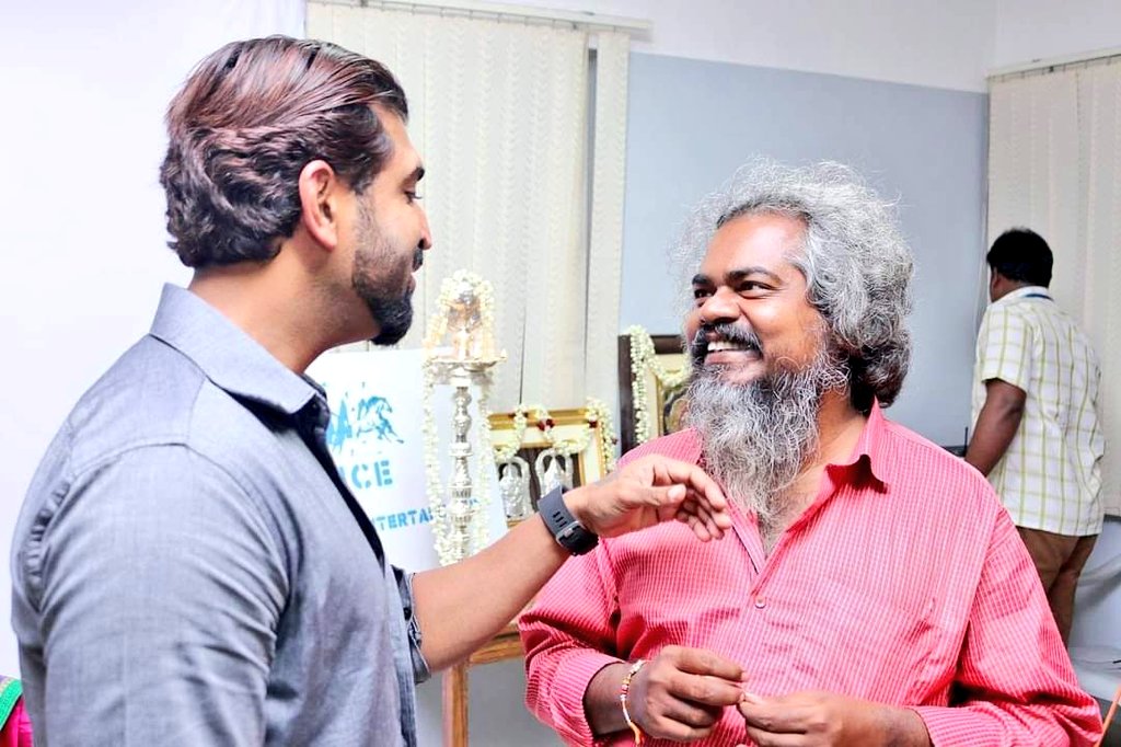 kayaldevaraj's tweet photo. Lovely 💐🌹 #Throwback
#ThrowbackFriday 

#ExcellentPerformer #Vijayakumar 
@arunvijayno1 https://t.co/1qAW4Bs9wh