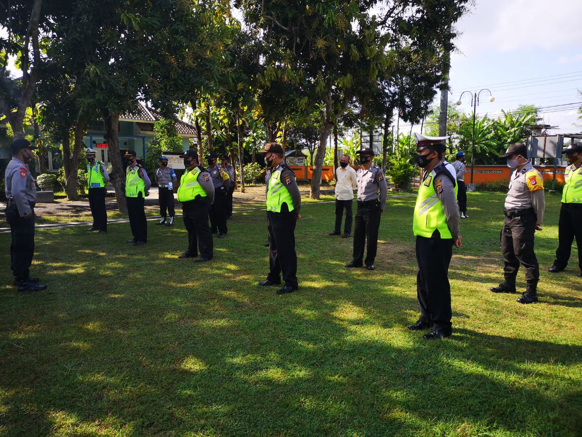 BantulJetis's tweet photo. Kapolsek Jetis AKP M.Sholeh,https://t.co/37LhocC8nv pimpin giat apel dalam rangka pengamanan jalur simpatisan Cabub-Cawabub di penggal jalan wilayah Kecamatan Jetis,Bantul.
.
Jumat,04/09/2020
.
@poldajogja @polresbantuldiy https://t.co/RcZ0z0bfgf
